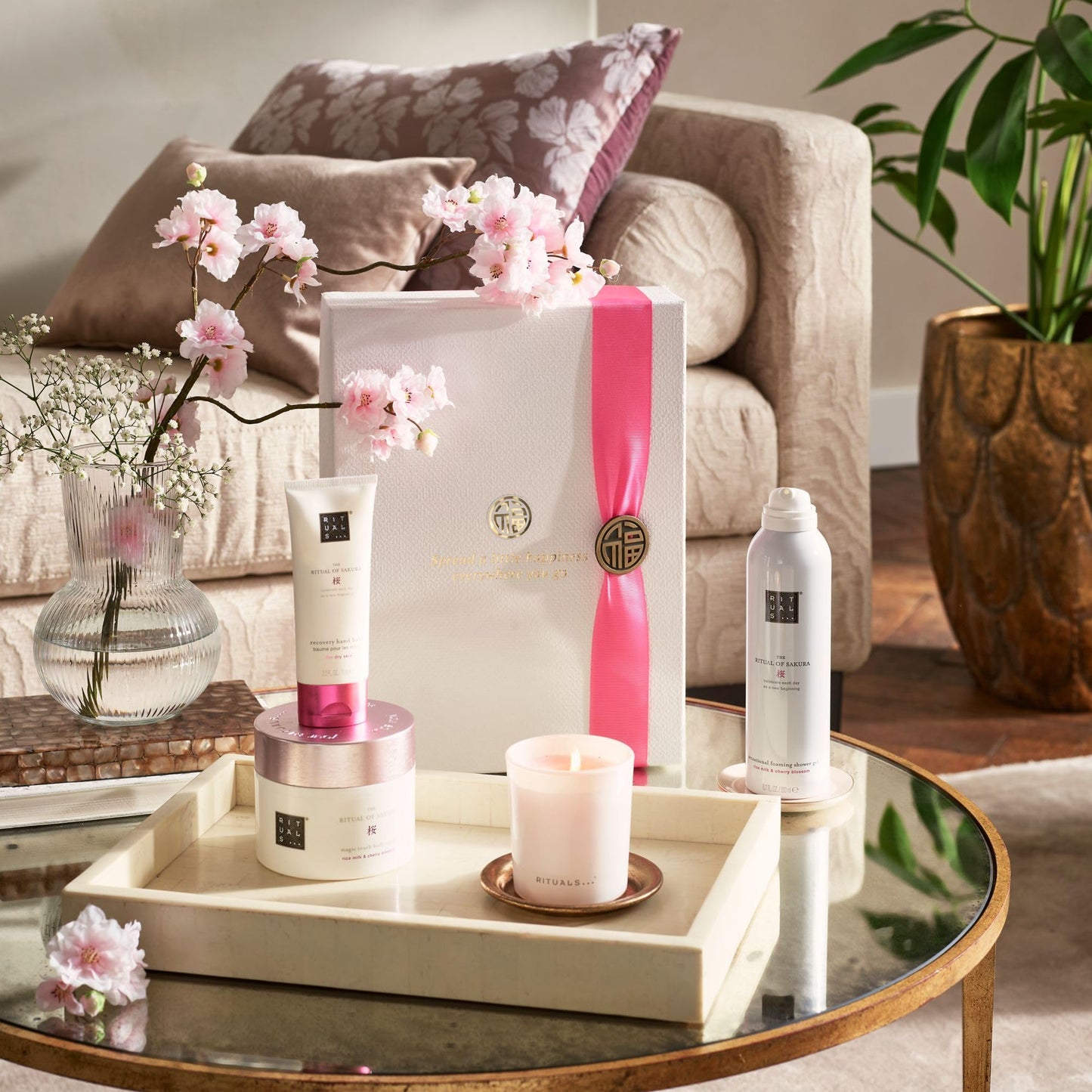 RITUALS Gift Set The Ritual of Sakura Small - Home and Skincare Products Enriched with Cherry Blossom and Rice Milk - Bath Gift Box with Renewing Properties