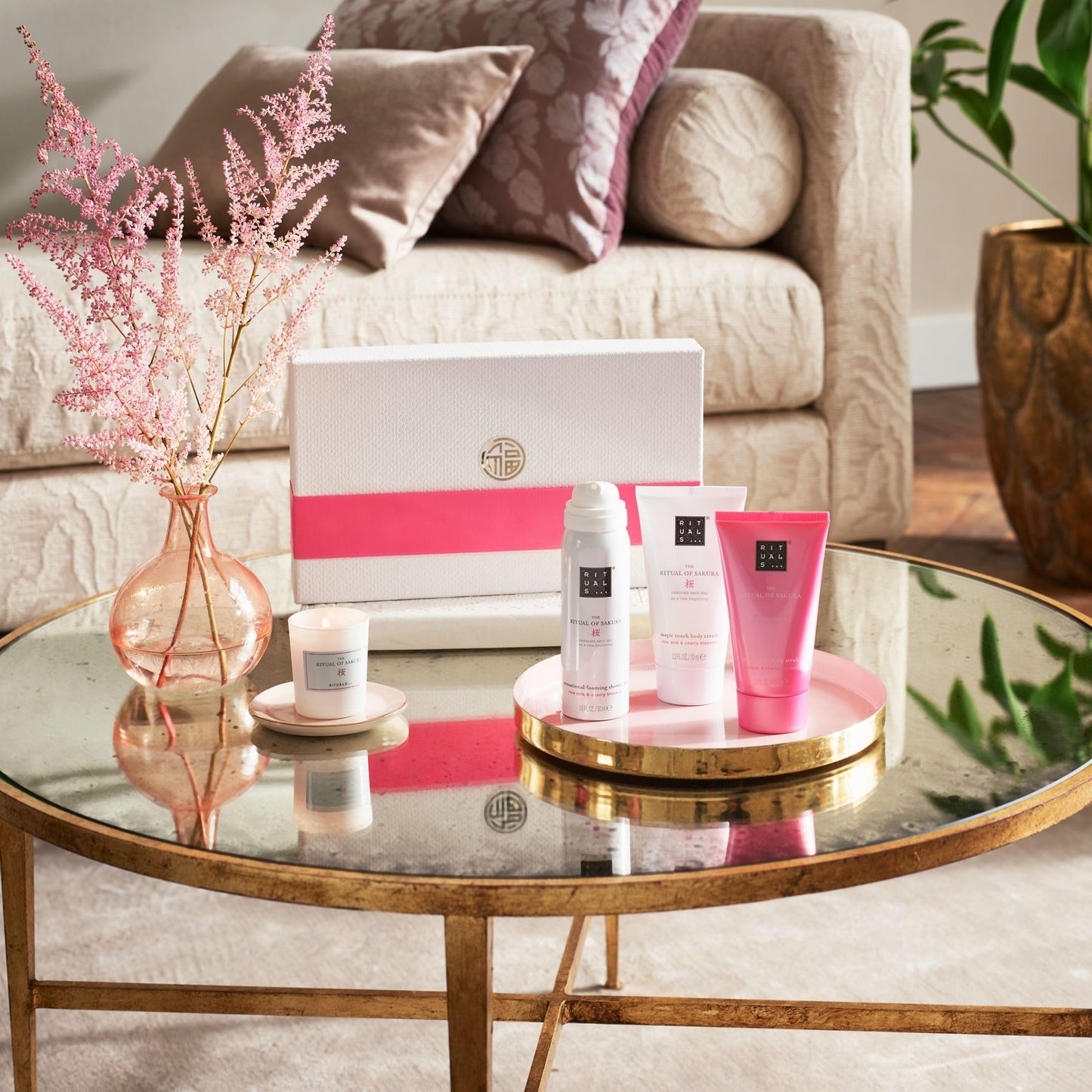 RITUALS Gift Set The Ritual of Sakura Small - Home and Skincare Products Enriched with Cherry Blossom and Rice Milk - Bath Gift Box with Renewing Properties
