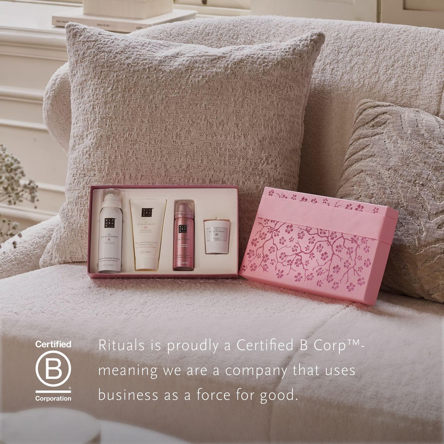 RITUALS Gift Set The Ritual of Sakura Small - Home and Skincare Products Enriched with Cherry Blossom and Rice Milk - Bath Gift Box with Renewing Properties